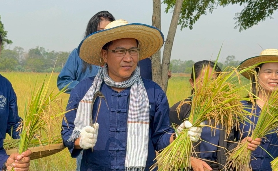 title - ส.ป.ก.ยโสธร ร่วมกิจกรรมเกี่ยวข้าว ภายใต้โครงการปลูกข้าวเฉลิมพระเกียรติ พระบาทสมเด็จพระเจ้าอยู่หัวฯ เนื่องในโอกาส มหามงคลเฉลิมพระชนมพรรษา 74 พรรษา